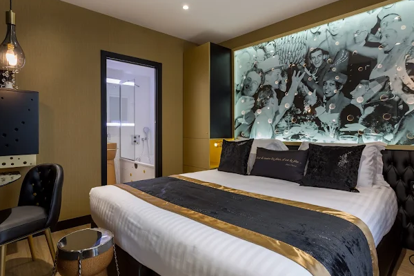 Les Bulles de Paris – Boutique Hotel & Champagne Bar