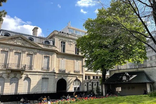 Square Alex‑Biscarre – A Green Oasis in the Heart of the 9ᵗʰ